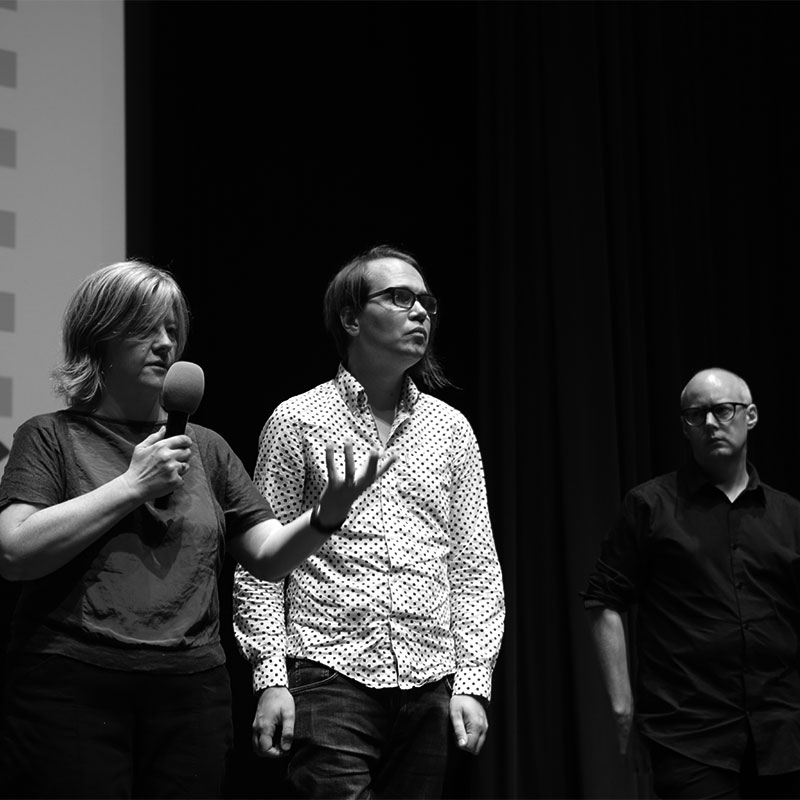 Retrato en blanco y negro de Orian Brook, Dave O'Brien y Mark Taylor, autores del libro "La cultura es mala para ti"