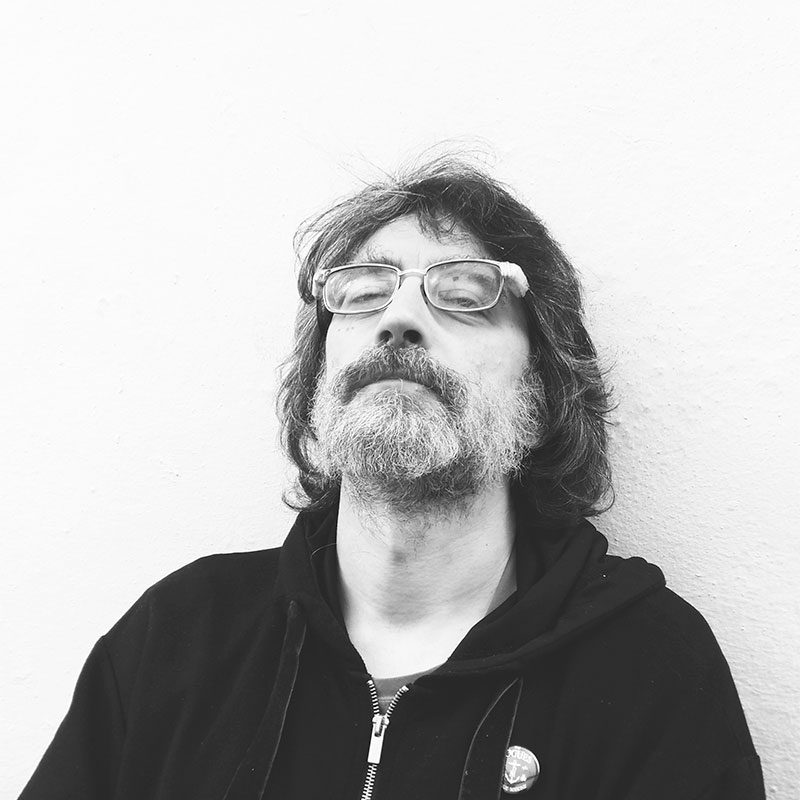 Retrato en blanco y negro de Luis Boullosa, autor del libro "Diez maneras de amar a Lana del Rey"