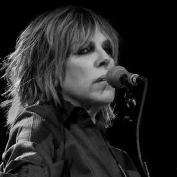 Retrato en blanco y negro de Lucinda Williams, autora del libro "No compartas con nadie los secretos que te conté"